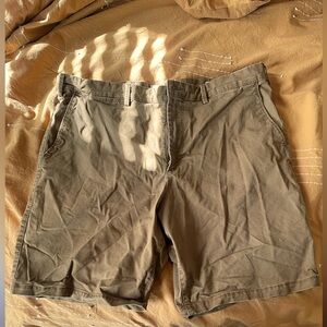 Gap Essential Khaki 10 inch Short